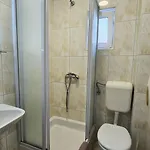 Teo's & شقة